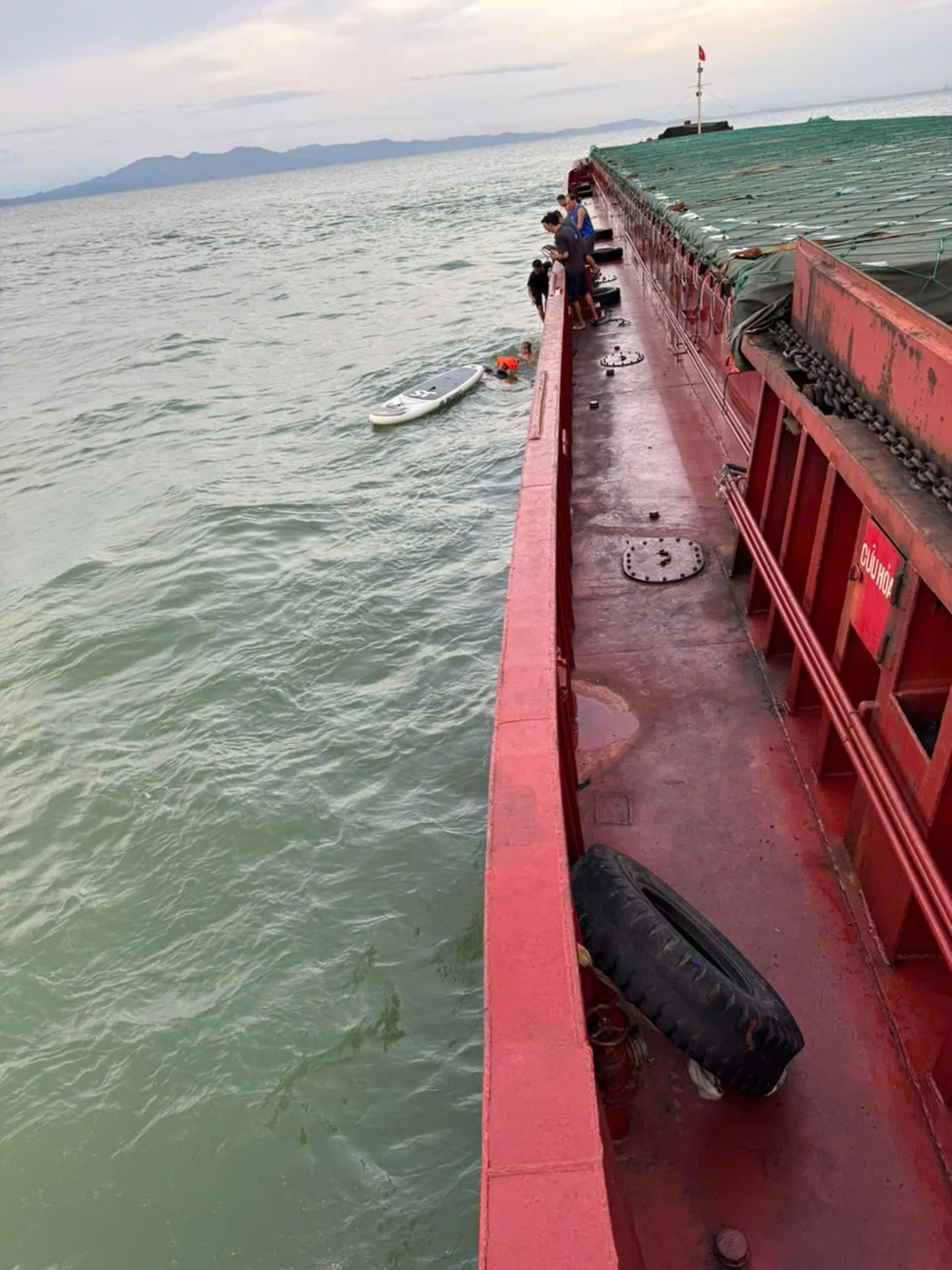 bơi lênh đênh trên biển 13 giờ đồng hồ và được tàu vận tải VINASINE 555 tiếp cận, cứu. Ảnh: Thuyền viên cung cấp