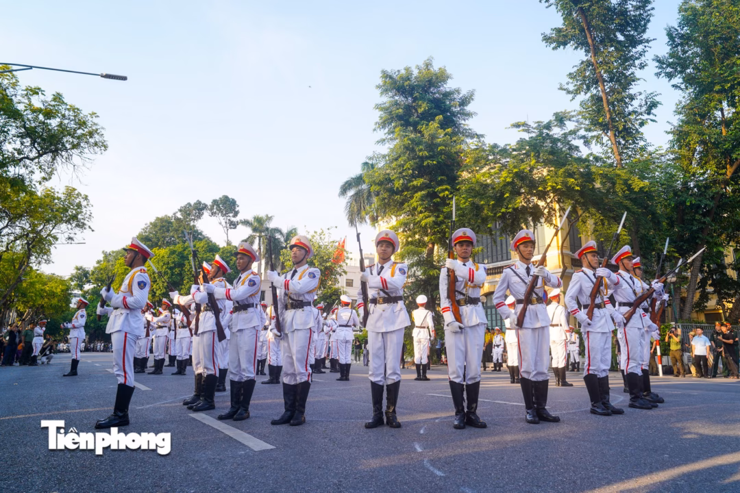 Màn biểu diễn múa súng nghệ thuật trên nền nhạc thu hút sự chú ý của nhiều người.