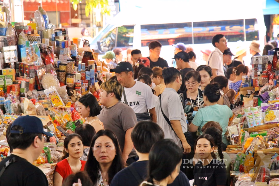 Các lối ra, vào chợ ken đặc du khách.
