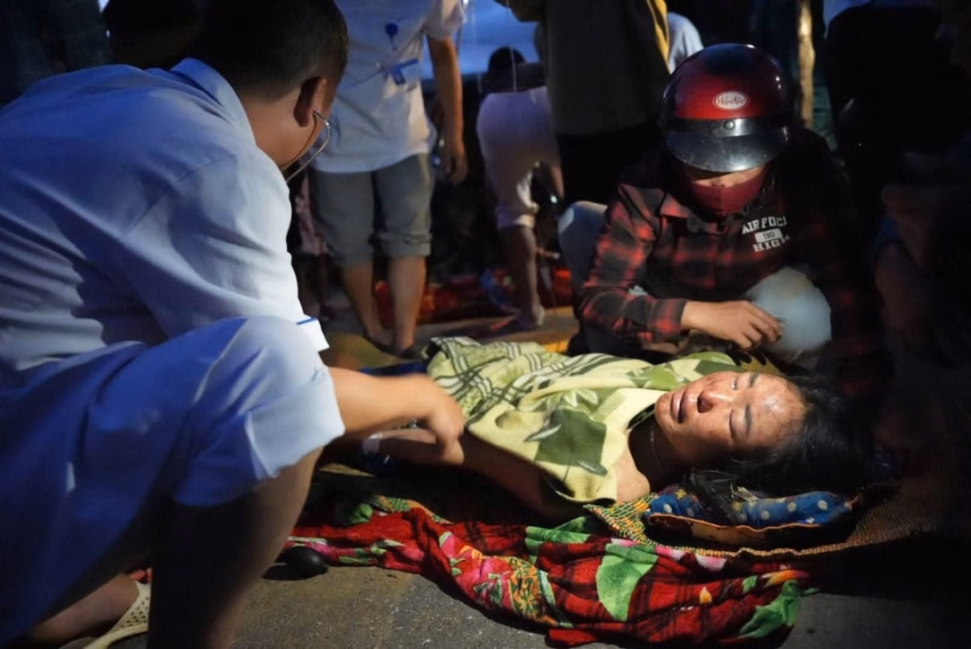 Lực lượng y, bác sỹ sơ cứu các nạn nhân ở vùng lũ Điện Biên xuyên đêm. Ảnh: CDC Điện Biên.