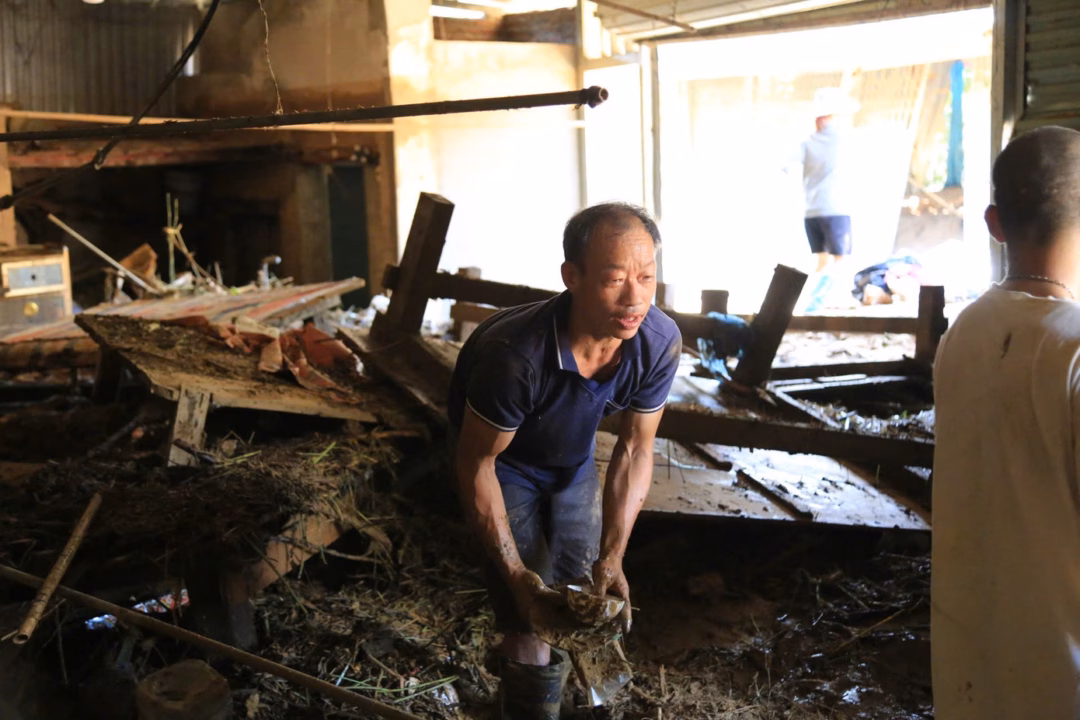 Sau cơn lũ, thứ còn lại là những đống đổ nát, đồ đạc chìm trong bùn đất.