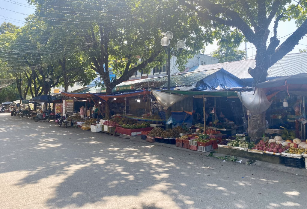 Người dân, du khách phải đi bộ dưới lòng đường tiềm ẩn nhiều nguy hiểm. (Ảnh chụp sáng ngày 02/8/2025)