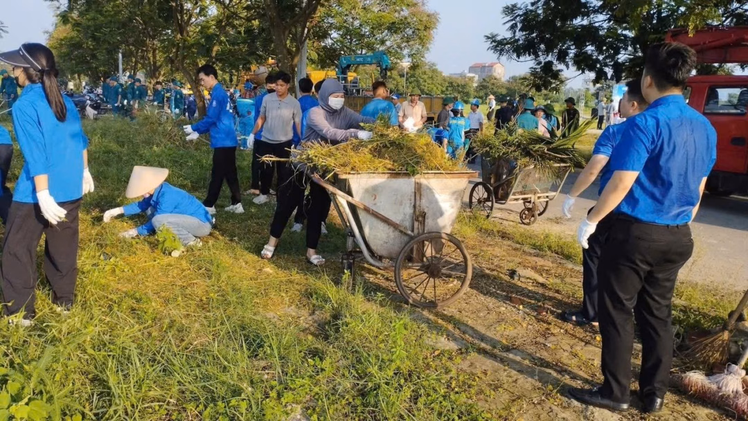 Ngay sau lễ phát động, các tổ chức đoàn thể, nhân dân trên địa bàn đã tổ chức ra quân dọn dẹp vệ sinh môi trường trên các tuyến đường.