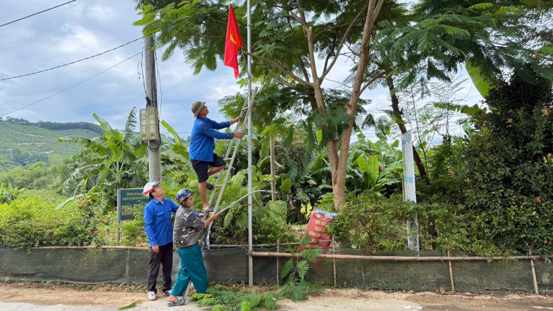 Hà Tĩnh: Thanh niên xuống đường treo cờ đỏ sao vàng chào mừng đại hội
