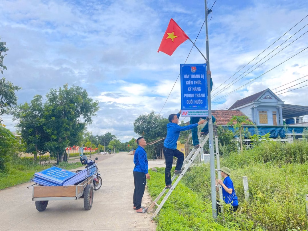 Hà Tĩnh: Thanh niên xuống đường treo cờ đỏ sao vàng chào mừng đại hội