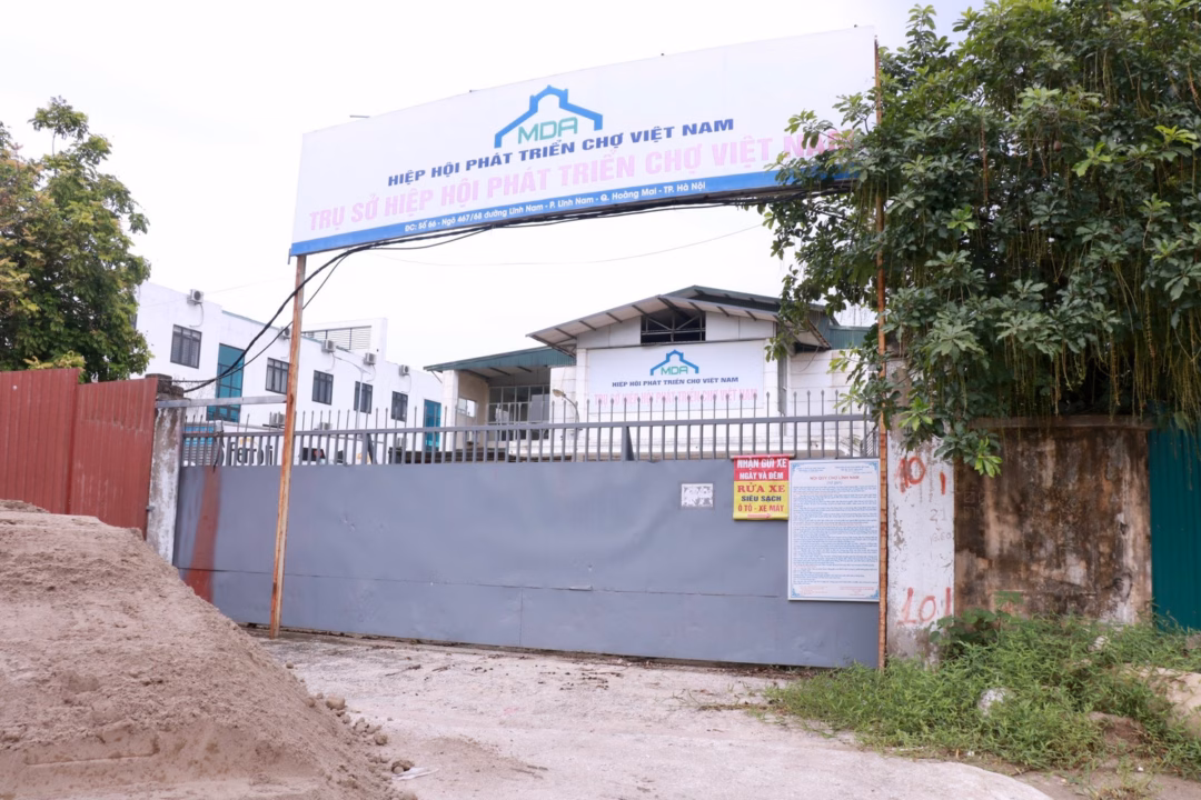 Hai chợ đầu tư hàng chục tỷ đồng bỏ hoang ở Hà Nội Rác thải bủa vây chợ dân sinh Lĩnh Nam.