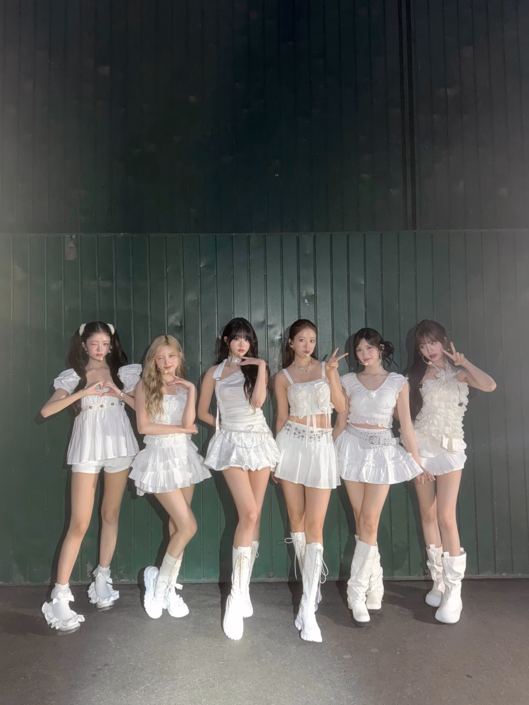 3 giây bị "quăng mic" khiến công chúa Kpop giật thót tim- Ảnh 5.