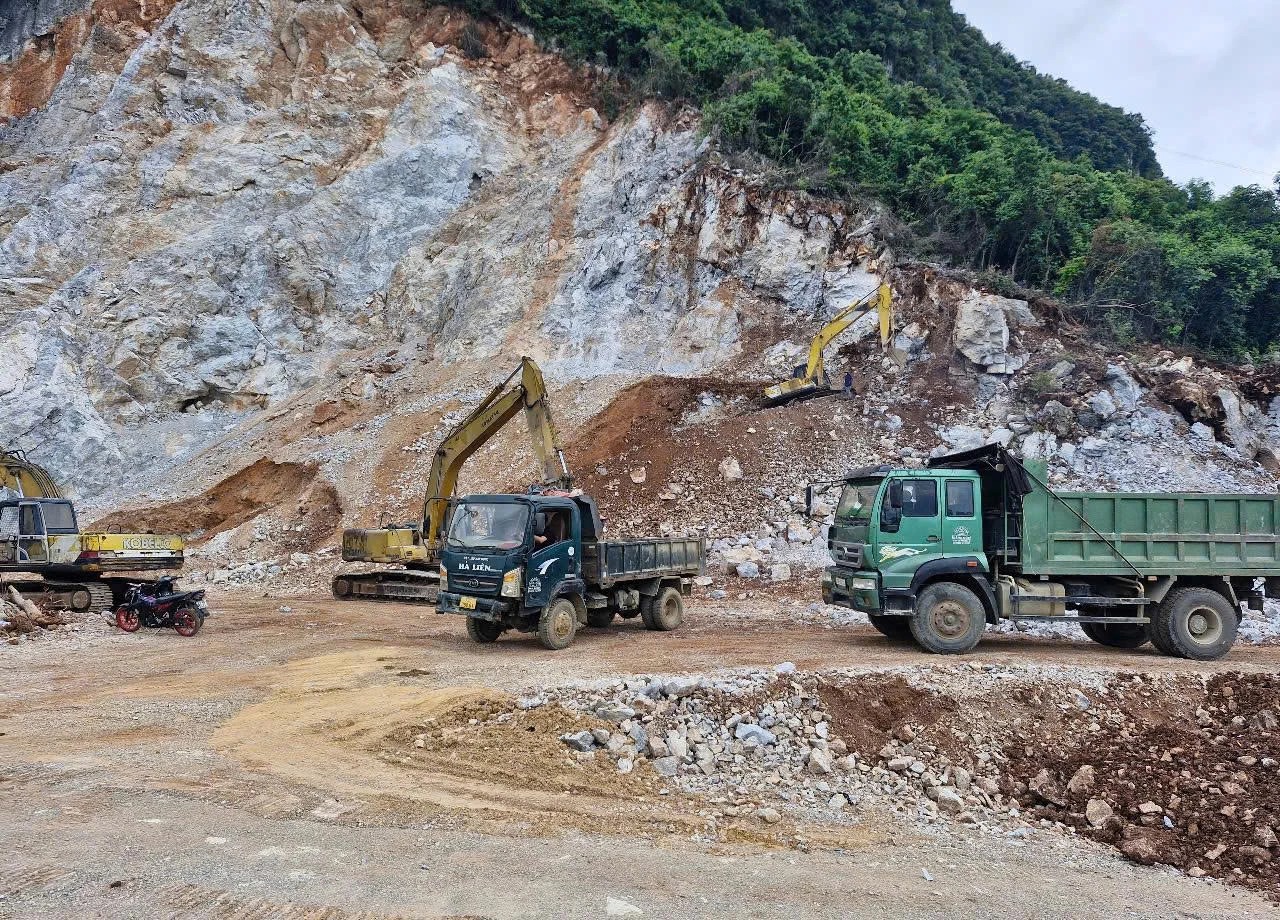 Người thương binh lập công ty đá xây dựng giúp đỡ đồng hương Công ty TNHH Liễu Lựu do ông Đinh Minh Đức làm giám đốc chuyên cung cấp đá xây dựng - Ảnh: X.V