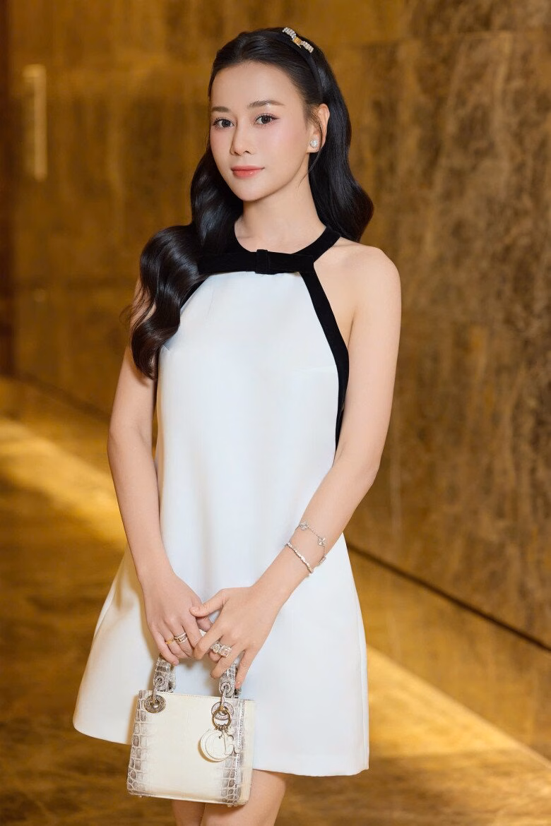 Nữ diễn viên được khen ngợi cả về nhan sắc lẫn vóc dáng trong họp báo ra mắt phim mới.