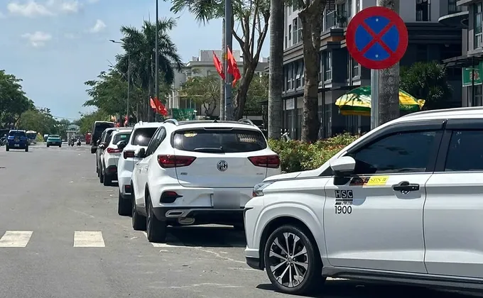 TP HCM: Ô tô đậu trái phép dù có biển cấm