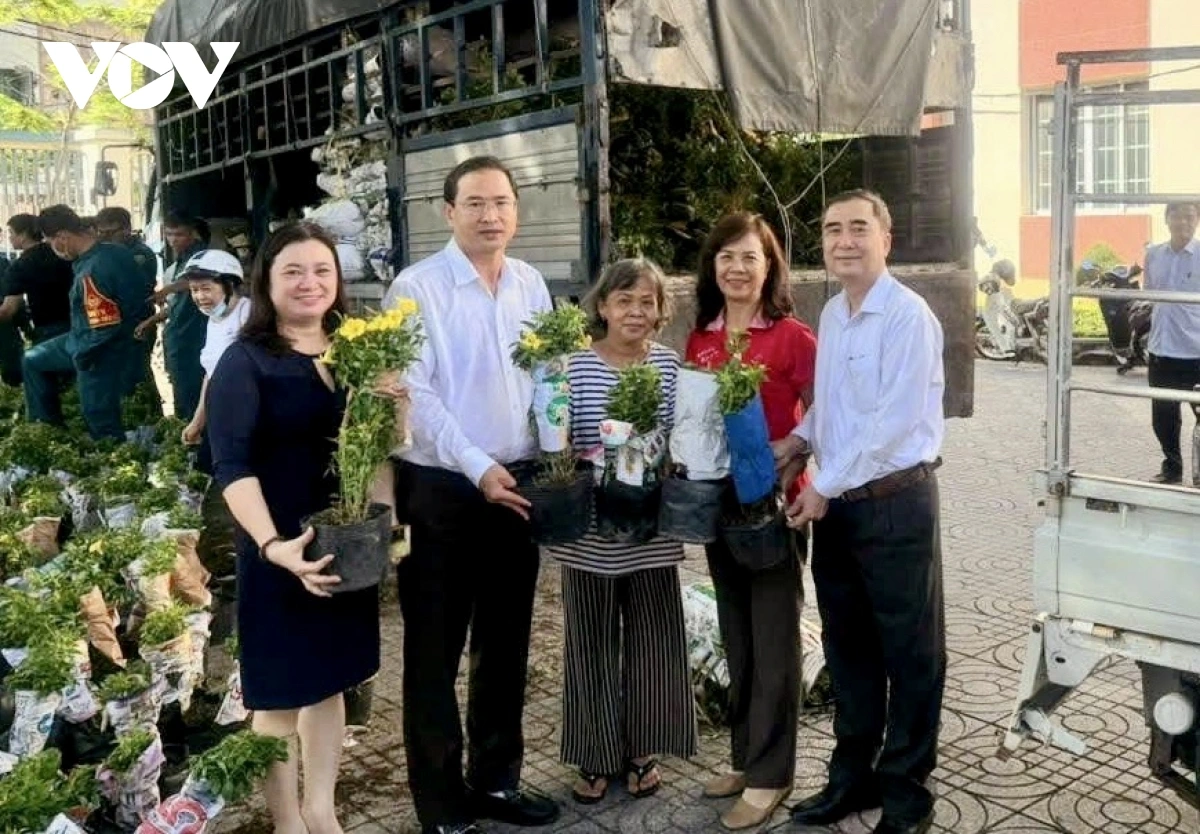 TP HCM: Tặng 2.000 cây hoa để xây dựng cảnh quan đô thị xanh – sạch – đẹp Ông Nguyễn Tấn Bản (thứ hai bên trái), Bí thư phường Vũng Tàu bỏ tiền túi đi tận Đồng Tháp mua hoa về trồng các khu phố, nơi công cộng