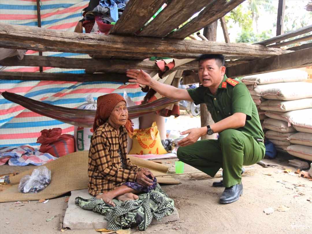 Thiếu tá Lê Đình Hải, Phó trưởng Công an xã Ia Pa ủng hộ kinh phí hỗ trợ xây nhà ở cho bà H’Quế, 75 tuổi, người Gia Rai ở xã Ia Pa, tỉnh Gia Lai. Ảnh: Ngọc Thu
