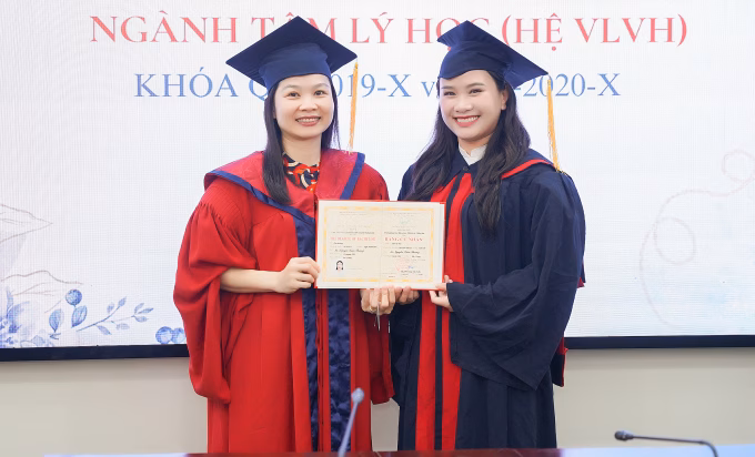 Thương (phải) tốt nghiệp cử nhân ngành Tâm lý học. Ảnh: Nhân vật cung cấp 
