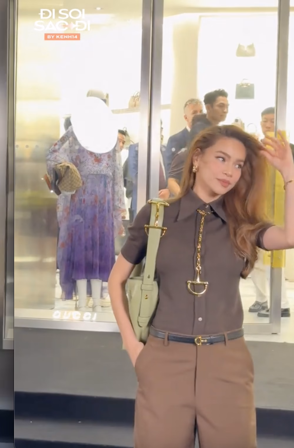 Gucci mở cửa hàng mới, Hà Hồ và các mỹ nhân Việt hội tụ Hà Hồ lựa chọn gam màu nâu trầm, điểm nhấn màu sắc dành cho túi xách.