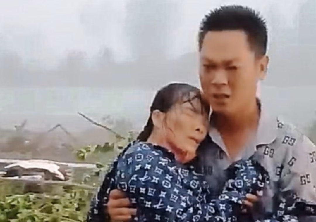 Người phụ nữ gặp nạn được anh Hiệp cứu kịp thời, đưa vào bệnh viện cấp cứu (Ảnh: Cắt từ clip).