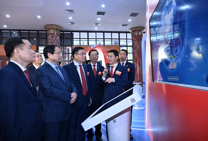 Thủ tướng tham quan gian trưng bày thành tựu Petrovietnam - Ảnh: T.HẢI