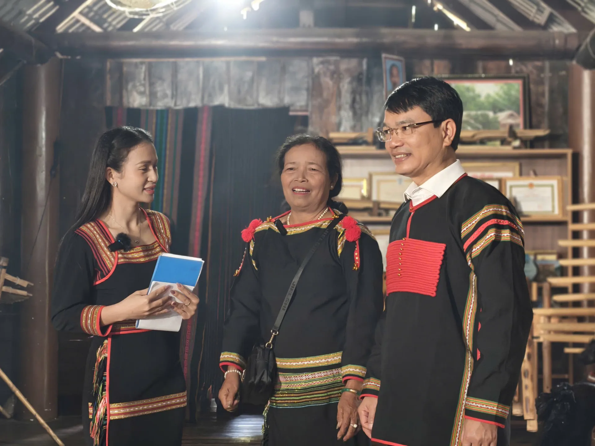 B&iacute; thư Đảng ủy phường trong trang phục thổ cẩm