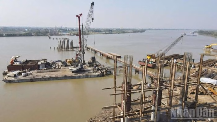 Cầu vượt s&ocirc;ng Hồng tr&ecirc;n CT08