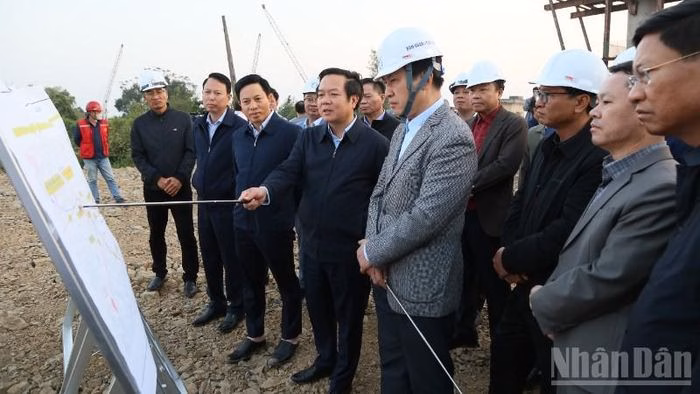 Chủ tịch UBND Hưng Y&ecirc;n kiểm tra tiến độ thi c&ocirc;ng CT08