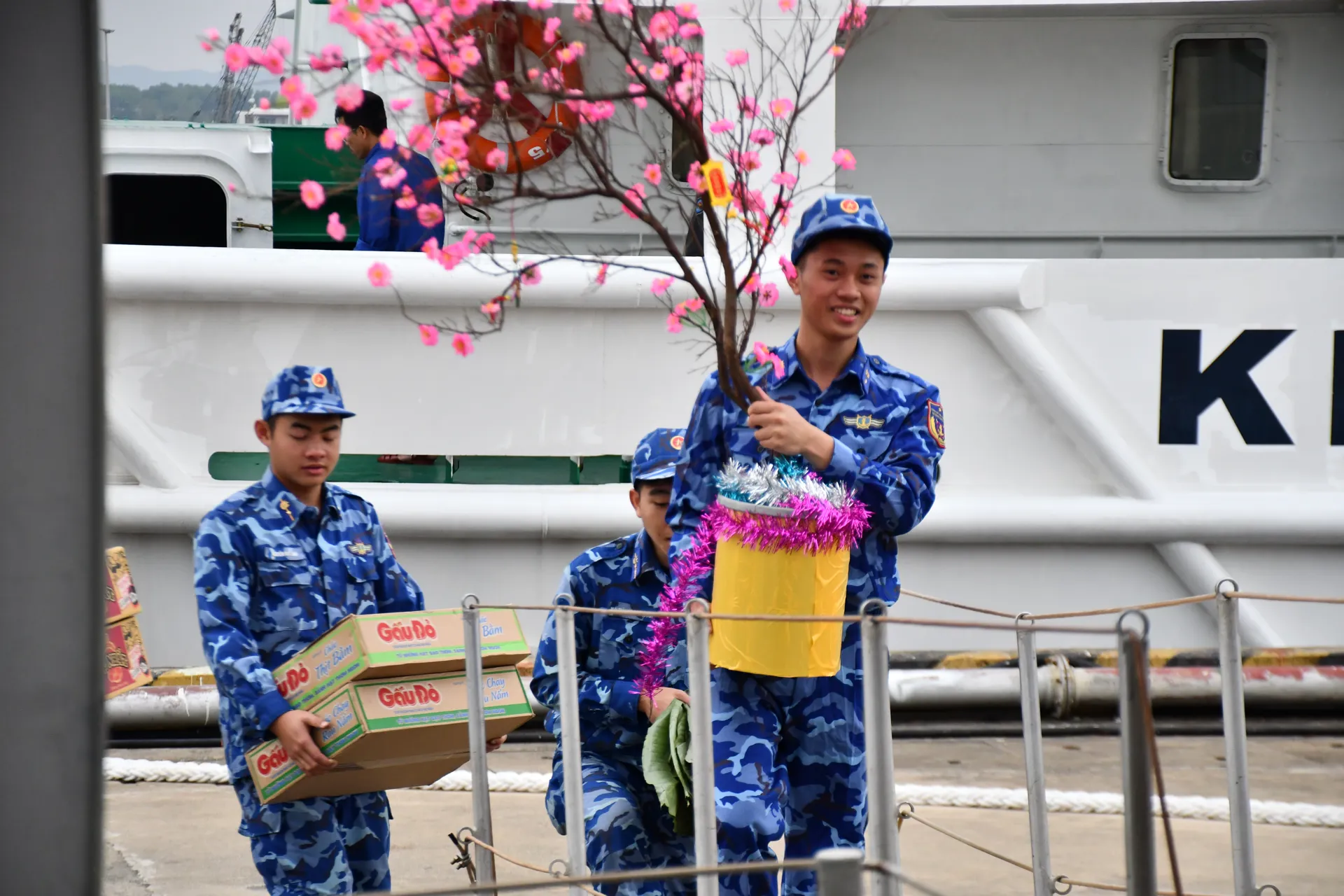 Lương thực v&agrave; nhu yếu phẩm được chuẩn bị chu đ&aacute;o cho CSB 8002