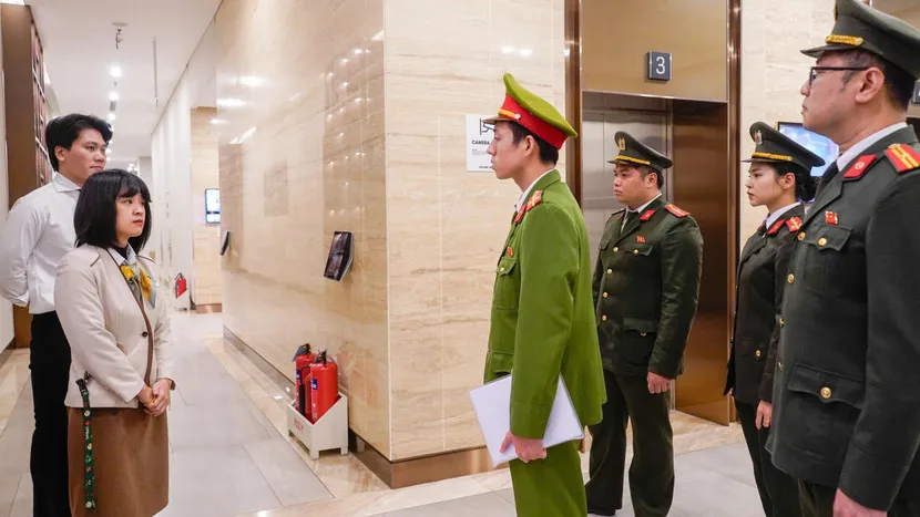 Tổ An ninh v&agrave; Cảnh s&aacute;t khu vực tiến h&agrave;nh c&ocirc;ng t&aacute;c kiểm tra h&agrave;nh ch&iacute;nh đối với c&aacute;c cơ sở lưu tr&uacute;