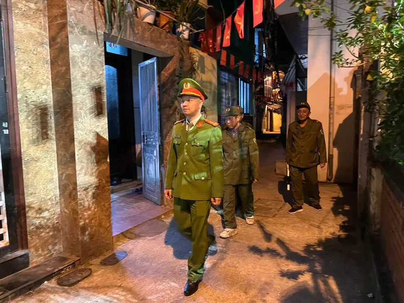 C&ocirc;ng an phường L&aacute;ng tuần tra đảm bảo b&igrave;nh y&ecirc;n những g&oacute;c phố tr&ecirc;n địa b&agrave;n