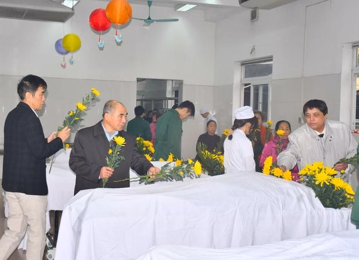 Đại biểu đặt hoa tri &acirc;n