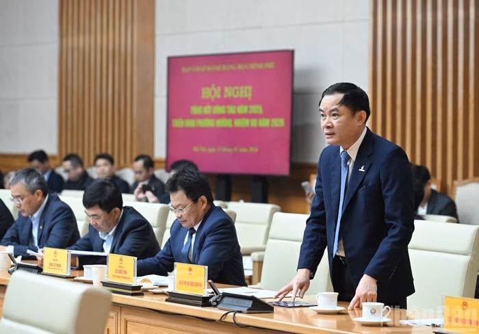 L&ecirc; Ngọc Sơn tr&igrave;nh b&agrave;y