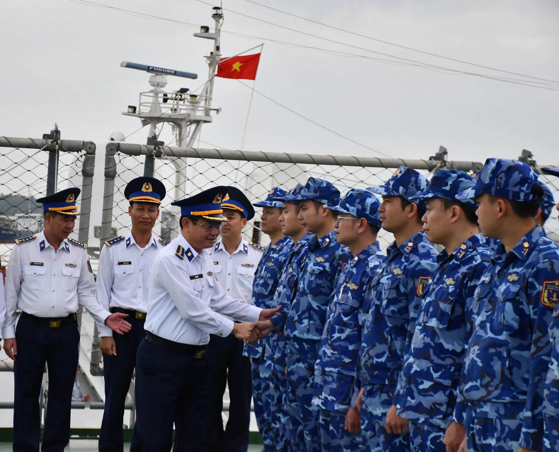 Đại t&aacute; L&ecirc; Huy thăm v&agrave; động vi&ecirc;n chiến sĩ t&agrave;u CSB 8002