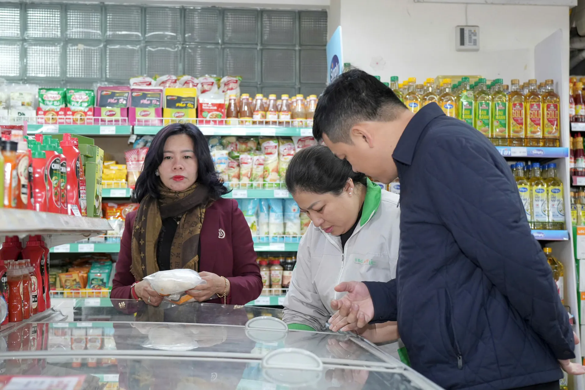 Đo&agrave;n kiểm tra ATTP tại si&ecirc;u thị BRG, H&agrave; Nội