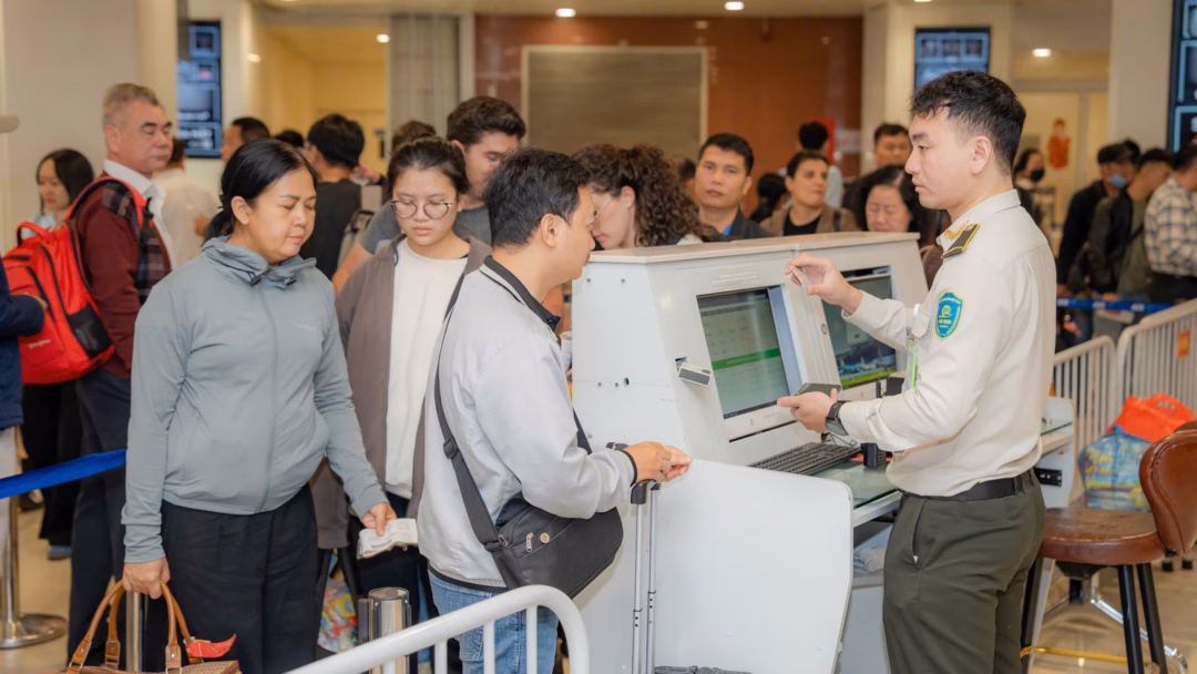 gi&aacute; v&eacute; m&aacute;y bay Tết 2026 tăng cao