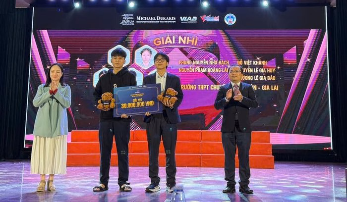 Nh&oacute;m học sinh L&ecirc; Qu&yacute; Đ&ocirc;n nhận giải nh&igrave; AI 2025