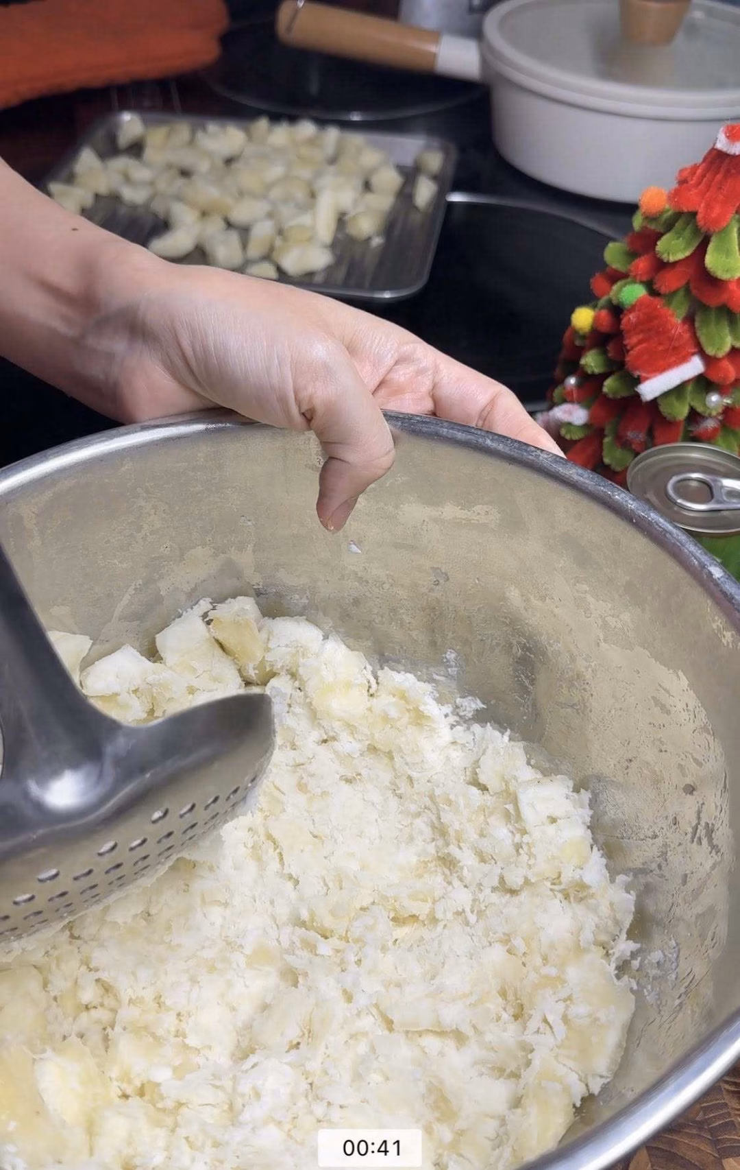 Hấp ch&iacute;n rồi nghiền n&aacute;t 2/3 để l&agrave;m mochi sắn dẻo.