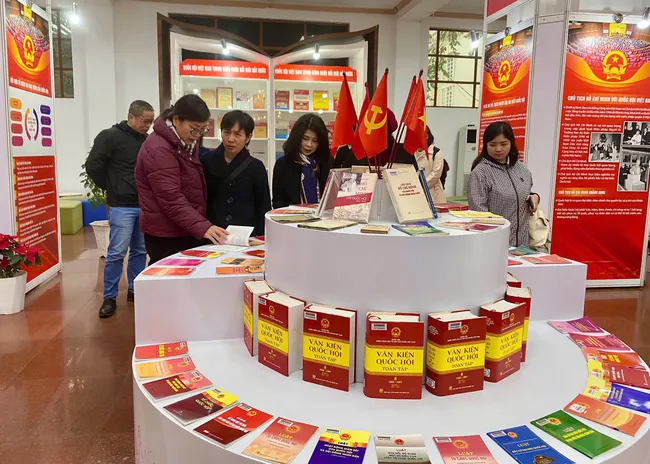 Triển l&atilde;m tư liệu Đảng Cộng sản Việt Nam tại Thư viện Quốc gia