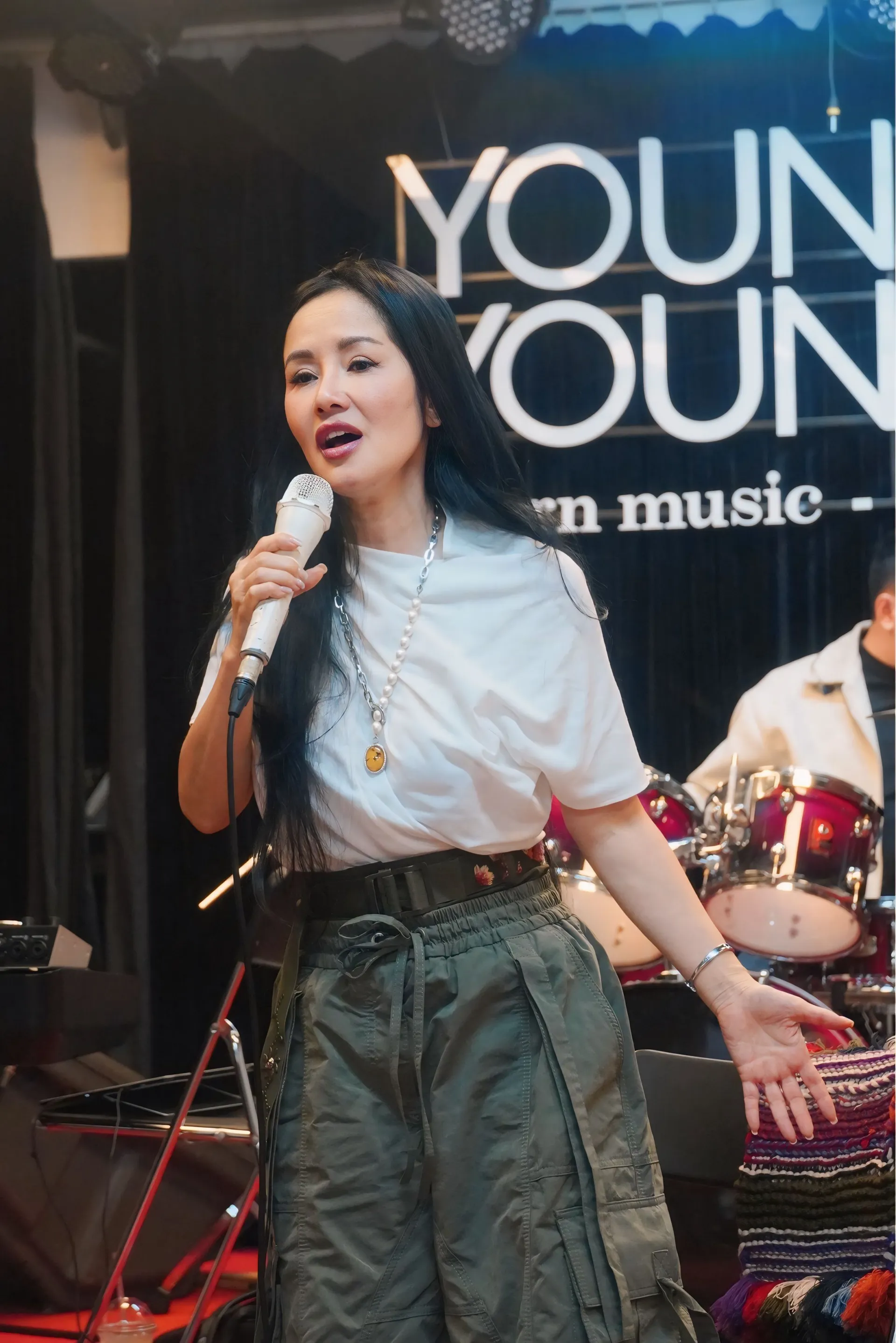 Ngọc Anh 3A tập luyện cho đ&ecirc;m nhạc