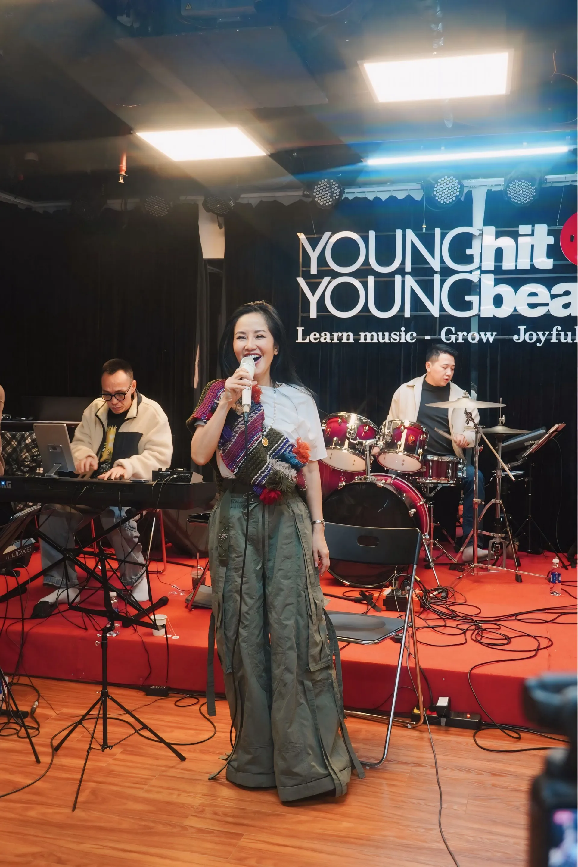 Cảnh hậu trường chuẩn bị cho đ&ecirc;m nhạc