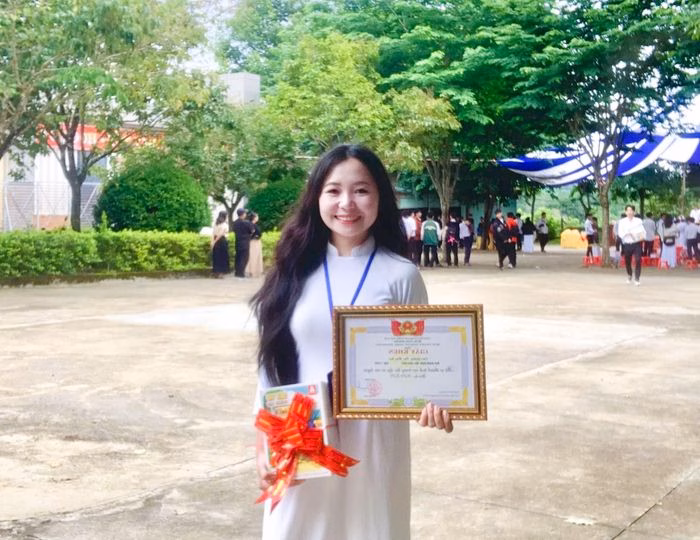 Con đường đến trường của Giàng Thị May Sao, một cô học trò người Mông ở xã Tà Đùng, dài gần Hình ảnh May Sao