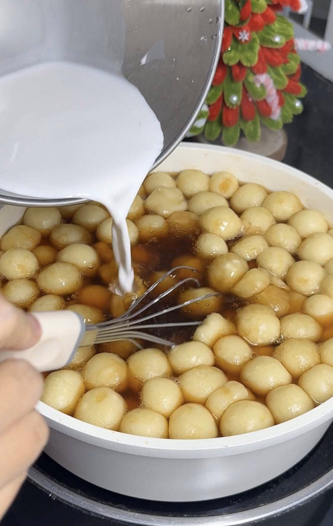 Ho&agrave; ch&uacute;t bột năng v&agrave;o nước cho lo&atilde;ng rồi cho từ từ th&ecirc;m v&agrave;o nồi ch&egrave; đến độ s&aacute;nh nhẹ.