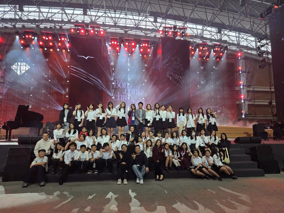 D&agrave;n hợp xướng hơn 50 học sinh chuẩn bị biểu diễn tại The Legend Live Concert