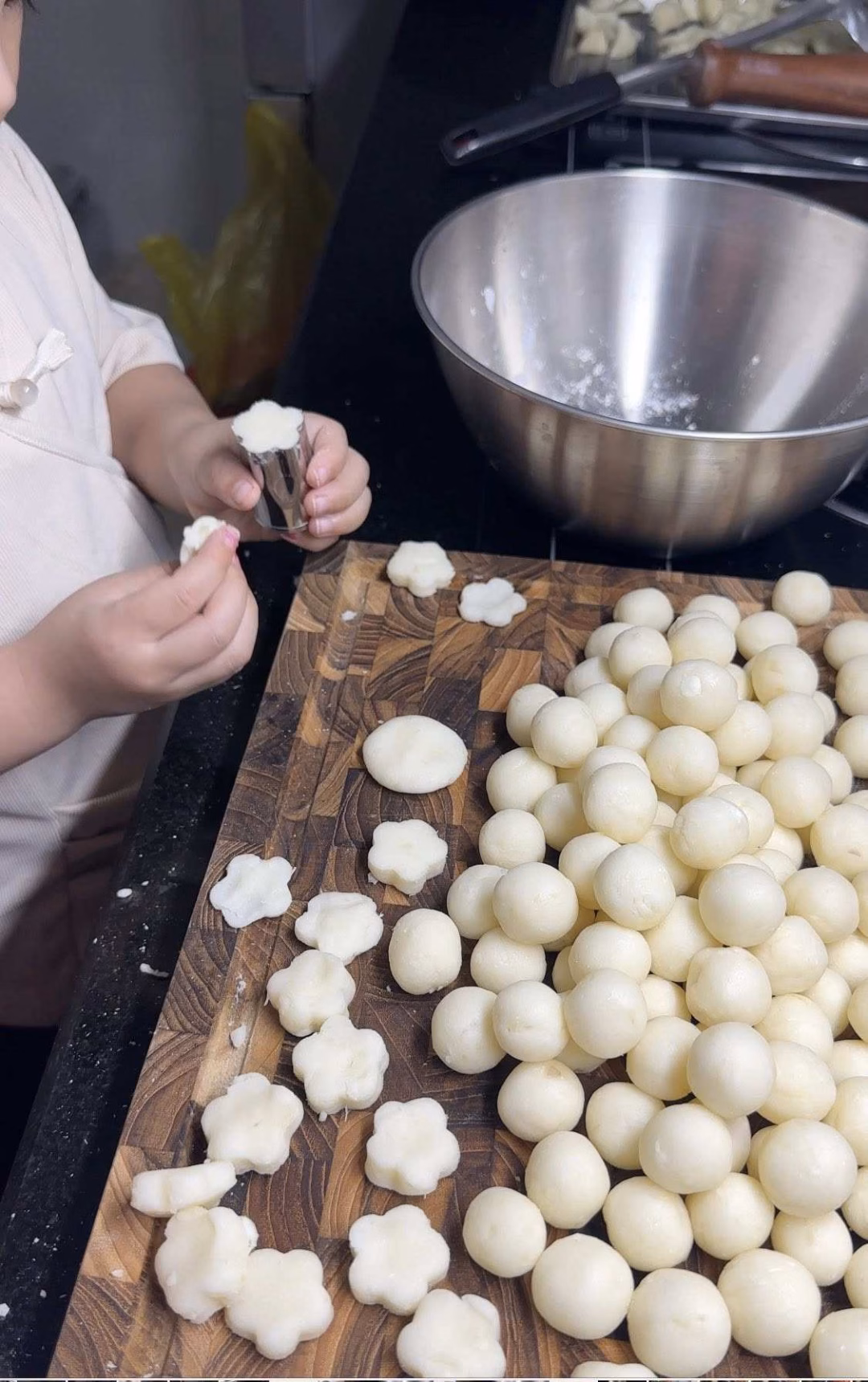 Nặn th&agrave;nh những vi&ecirc;n mochi tr&ograve;n hoặc h&igrave;nh hoa.
