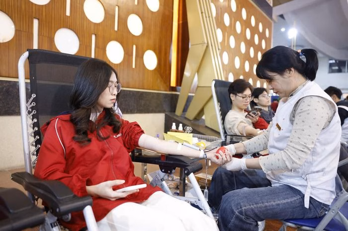 Sinh vi&ecirc;n chụp ảnh nh&oacute;m