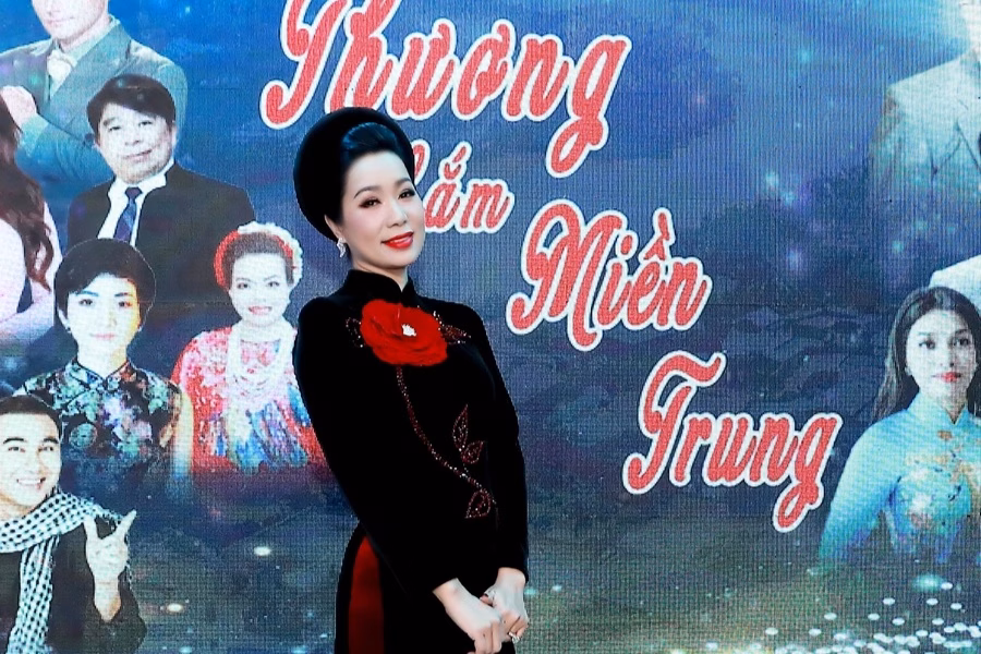 NSND Trịnh Kim Chi c&ugrave;ng c&aacute;c nghệ sĩ trong chương tr&igrave;nh Thương lắm miền Trung