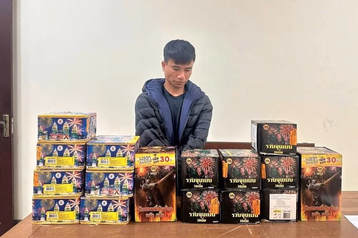 Phạm Đức Vũ bị bắt khi đang chở ph&aacute;o nổ