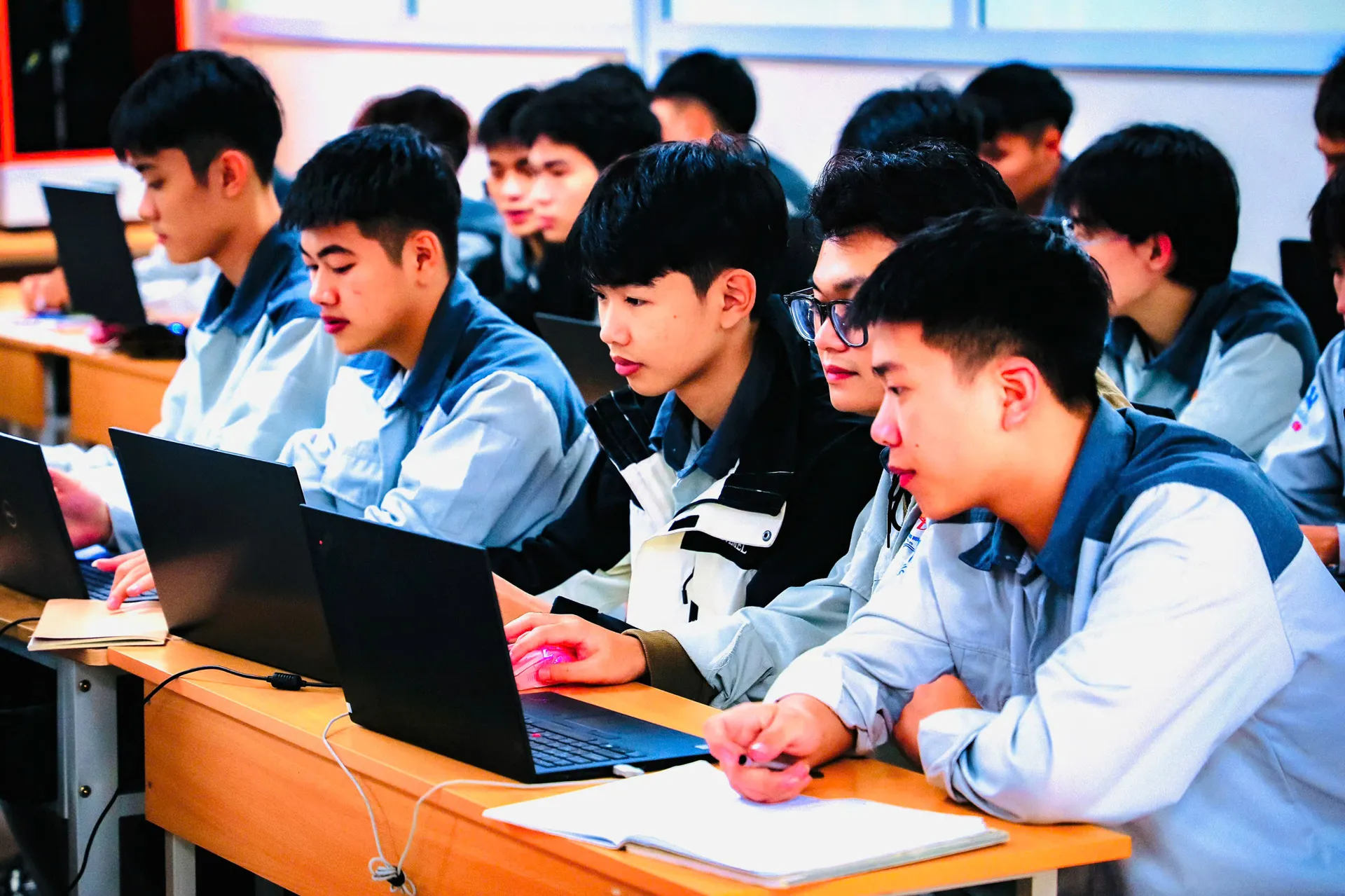 Sinh vi&ecirc;n tham gia thực tập trong m&ocirc;i trường số