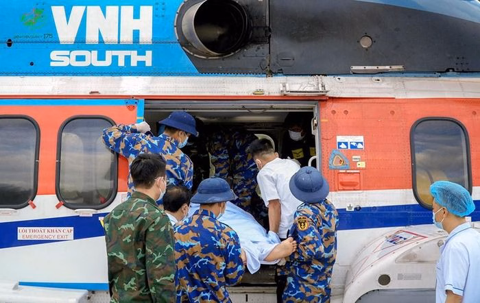 Bệnh nh&acirc;n trẻ tuổi đang được sơ cứu tr&ecirc;n đảo Sinh Tồn