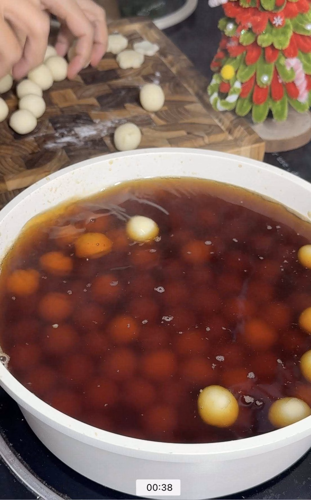 Đường tan, nước s&ocirc;i lại th&igrave; thả mochi sắn v&agrave;o.