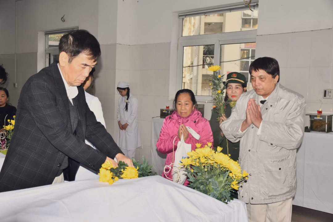 Th&acirc;n nh&acirc;n người hiến x&aacute;c đặt hoa tri &acirc;n