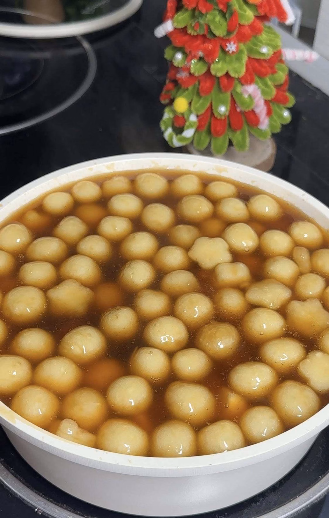 Th&ecirc;m v&agrave;o ch&uacute;t gừng sợi cho ch&egrave; th&ecirc;m thơm, ngon. Th&ecirc;m 1/3 sắn hấp nguy&ecirc;n miếng v&agrave;o nồi ch&egrave;.