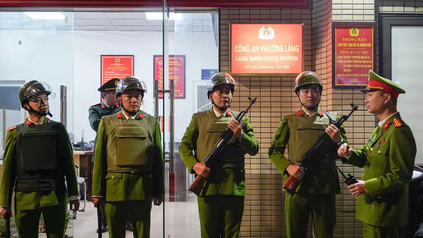 Trung t&aacute; L&ecirc; Trọng Hiếu giao nhiệm vụ tuần tra vũ trang tại phường L&aacute;ng