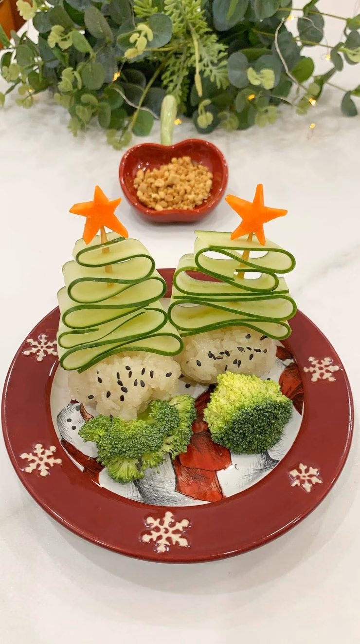 V&ograve;ng nguyệt quế l&agrave;m từ rau mầm v&agrave; c&agrave; chua bi